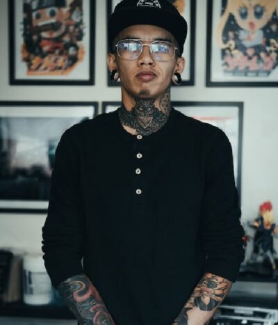 Body piercer realizando perfuração segura com técnica profissional no estúdio Art Brilho Ink no Tatuapé