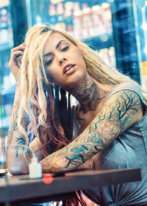 Aplicação de Piercing no Tatuapé com Segurança e Higiene – Art Brilho Ink Profissional aplicando piercing com material esterilizado em estúdio no Tatuapé