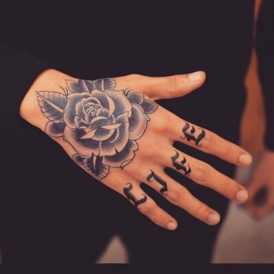 Tatuagem na Mão em São Paulo com Estilo e Técnica Tatuagem na mão feita em estúdio profissional de São Paulo, com traços precisos e estilo autoral.