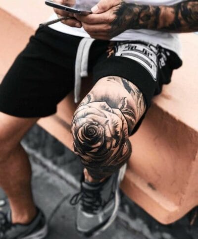 Homem exibindo tatuagem masculina no braço feita em estúdio profissional de São Paulo.