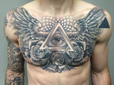 Tatuagem no Peito em São Paulo — Arte e Personalidade Homem com tatuagem detalhada no peito em estúdio de tatuagem profissional em São Paulo.