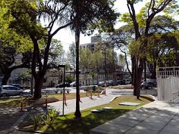 Cliente recebendo corte moderno em barbearia profissional na região da Tuiuti em São Paulo.