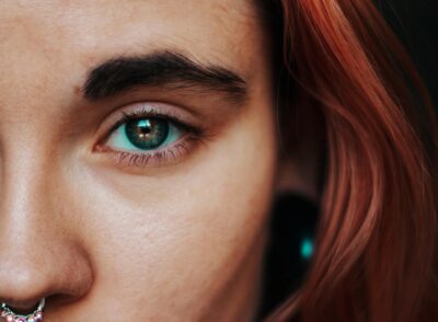 Piercing no nariz com joia delicada aplicado em estúdio profissional de body piercing em São Paulo.