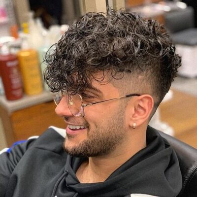 Homem com cabelo cacheado masculino bem definido em salão no Tatuapé.