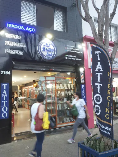 Joias de piercing expostas em vitrine moderna na loja de piercing no Tatuapé