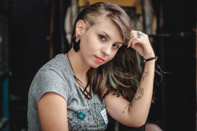 Pessoa exibindo piercing moderno em estúdio especializado de São Paulo com iluminação profissional.