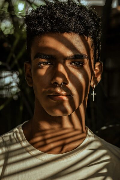 Piercing de septo sendo aplicado com segurança por profissional no estúdio Art Brilho Ink no Tatuapé.