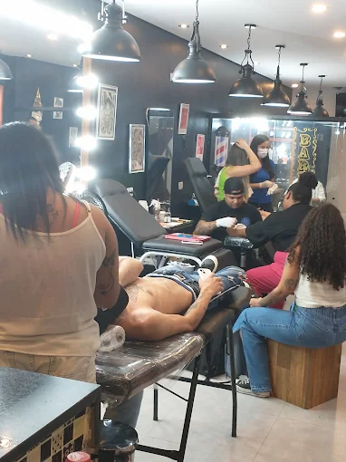 Studio de piercing moderno e profissional no bairro Tatuapé, com ambiente limpo e equipe especializada.