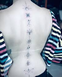 Tatuadora fazendo tattoo feminina delicada em estúdio no Tatuapé