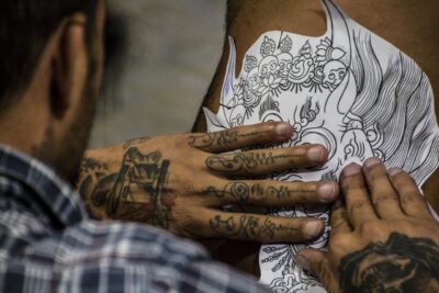 Tatuador São Paulo aplicando tatuagem com precisão no estúdio Art Brilho Ink