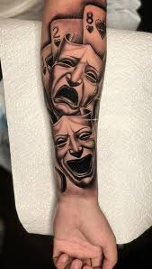 Tatuagem masculina no braço feita em estúdio de São Paulo com traços fortes e detalhados.