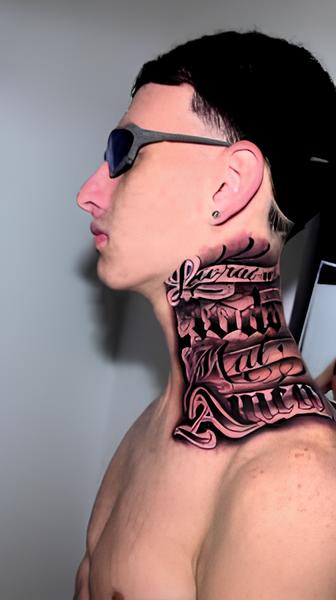 Tatuagem no pescoço feita em estúdio profissional em São Paulo, com estilo ousado e traços bem definidos.