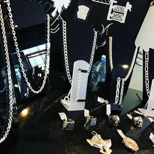 Brincos de prata reluzentes expostos em vitrine de joalheria no Tatuapé