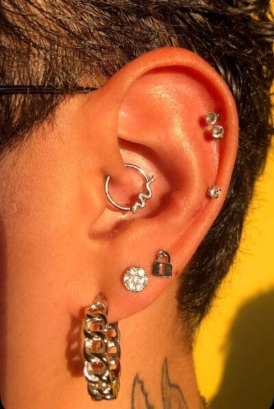 Mulher com piercing aplicado na cartilagem da orelha em estúdio no Tatuapé
