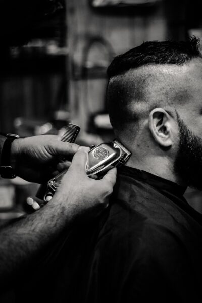 Cliente recebendo corte de cabelo masculino moderno na Art Brilho Ink, barbearia no Tatuapé.