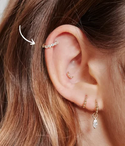 Piercing Helix em São Paulo com Segurança e Estilo no Art Brilho Ink Perfuração de piercing Helix realizada com técnica profissional em estúdio em São Paulo.