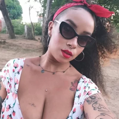 Aplicação de piercing microdermal com técnica segura em estúdio profissional de São Paulo