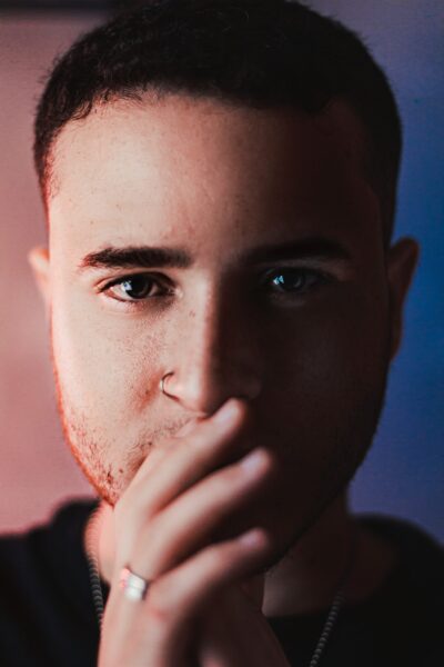 Cliente exibindo piercing de argola no nariz feito no estúdio Art Brilho Ink no Tatuapé, com joia em aço cirúrgico brilhante.