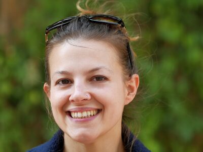 Cliente com piercing de argola no nariz feito no estúdio Art Brilho Ink no Tatuapé.